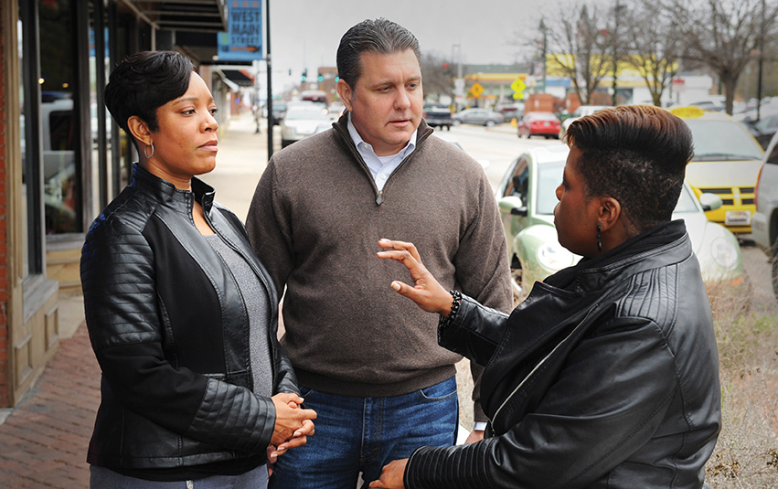 Councilman Ruckriegel speaks with voters about the need for strong leadership in City Hall and opportunities for growth in Peoria.